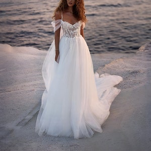 Simple Off the Shoulder Wedding Dress Bohemian Beaded Bridal Gown Boho Beach Wedding Gown Tulle Spaghetti Straps dress with Train for Bride