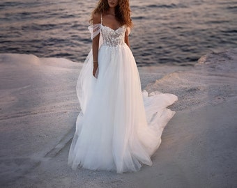 Simple Off the Shoulder Wedding Dress Bohemian Beaded Bridal Gown Boho Beach Wedding Gown Tulle Spaghetti Straps dress with Train for Bride