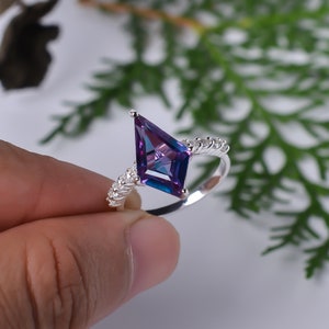 Énorme bague Alexandrite, Alexandrite coupe cerf-volant, pierre précieuse du bonheur, argent sterling 925, cadeau d&#39;anniversaire de mariage de fiançailles, bague de promesse pour elle