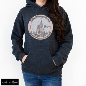 Sudadera con capucha Magic Kingdom Castle, sudadera con capucha del lugar más mágico de la Tierra, sudadera con capucha Disney Trip, sudadera con capucha Disney World, top familiar de vacaciones de Disney Dark Heather