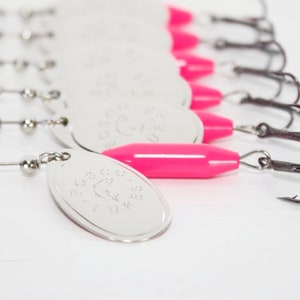 Señuelo giratorio para pesca hecho a mano • Rosa con cuchilla de níquel • Spinner en línea • Fabricado en Canadá • Trucha, salmón, lucioperca, lucioperca • Rellenos de medias