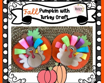 Puede incluir: Manualidad de otoño con una calabaza y dos pavos hechos de papel. Los pavos tienen un cuerpo marrón, un pico naranja y plumas de colores. Las calabazas son naranja y rosa.