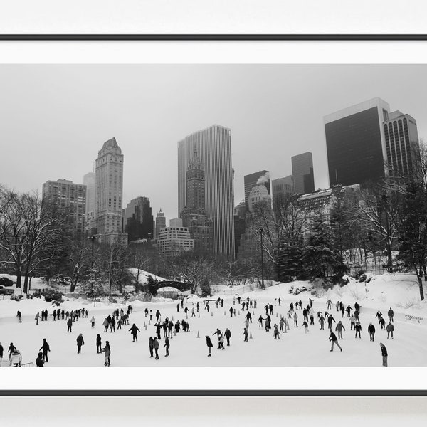 Central Park - New York City - Stampa fotografica / NYC / Wollman Rink / Neve / Inverno / Pattinaggio su ghiaccio / Skyline / Bianco e nero / Natale