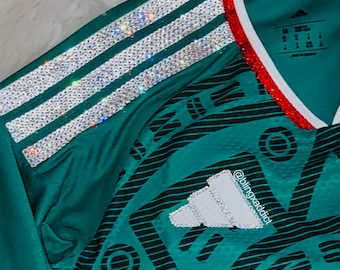 Camiseta personalizada con cristales de la NFL, NBA, NHL o MB: elige el equipo, el tipo de cristal, la talla y el color. Camiseta de fútbol americano con cristales de Swarovski o cristales.