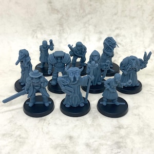Peut inclure: Ensemble de figurines miniatures grises, chacune sur une base noire. Les figurines représentent divers personnages, dont une figurine avec une scie, une avec un bâton et une avec un grand casque. Ces figurines sont probablement destinées aux jeux de société.
