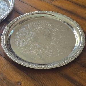 Vintage Farberware Edelstahl-Servierkollektion, rundes 12,25-Zoll-Tablett, 13-Zoll-Galerietablett, 2-stufiger Dessertständer 8,25 Zoll / 12,25 Zoll