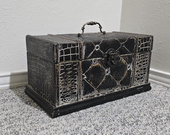 Vintage-Style Storage Chest – 14x7.5x7.25 Inch Decorative Box with Velvet Lined Interior, Faux Leather Croc Texture with Handle & Latch
