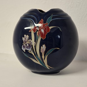 ヴィンテージフローラルラウンドブルーリブ花瓶、アイルランドの花のモチーフ、日本製、花が描かれた美しい楕円形の手作り陶器