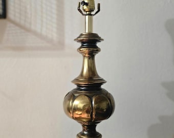 Lámpara de mesa vintage de latón – 52,7 cm de altura hasta el casquillo – Estilo urna moderno de mediados de siglo – Latón pulido – Decoración retro para el hogar