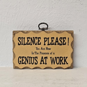 Vintage 1978 Paula&#39;s houten mottoplaquette - &quot;Silence Please...Genius ar Work&quot; - grappig muurdecor, hangend bord 5,5 x 3,5 inch
