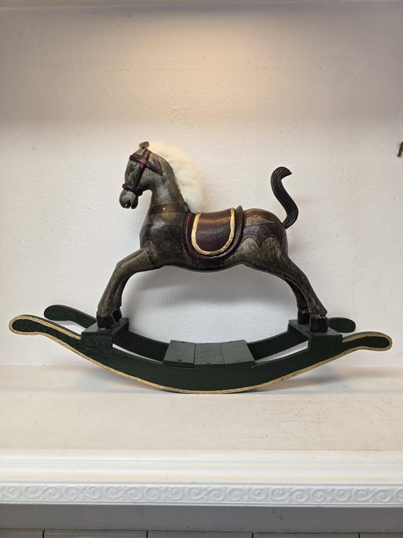 Caballo balancín de madera vintage: decoración rústica para