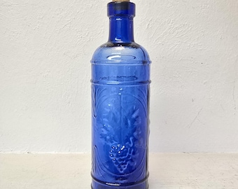 アップサイクルされたコバルトブルーのワインボトル – 素朴な