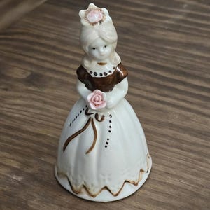 Figura de niña de las flores de porcelana vintage de Brinn & Co., niña victoriana pintada a mano con flor, campana de cerámica vintage para niña de las flores.