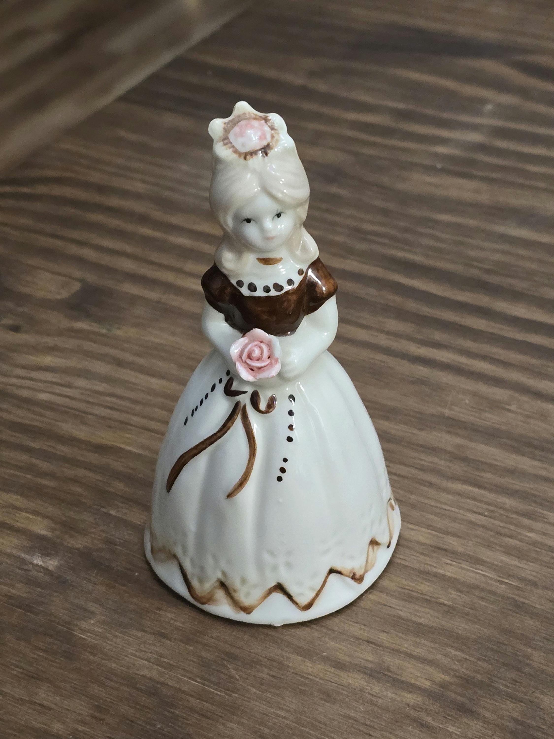 陶器の女の子フィギュア 花束付き Porcelain girl figurine dress with flowers - Etsy 日本