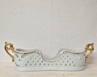 Soporte para cubiertos de porcelana vintage, organizador de cubiertos blanco calado, cesta para utensilios con asa y detalles dorados.
