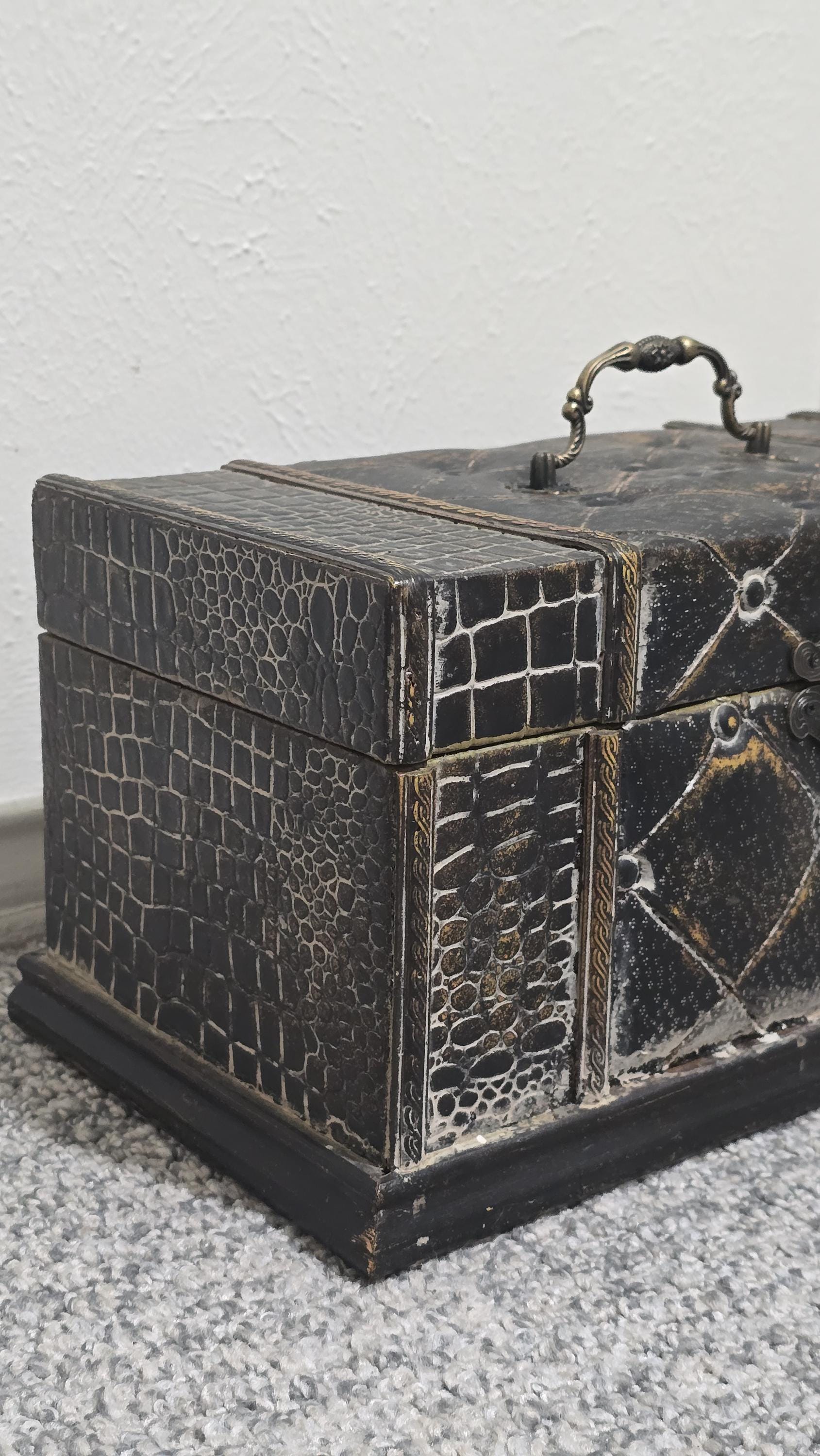 Vintage-style Storage Chest – 14x7.5x7.25 Inch Decorative Box With