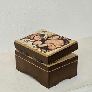 Reuge Swiss Music Box – Vintage Handcrafted Wooden Wind-Up Musical Keepsake, Collectible Swiss Made Melody Box, Elegant Home Decor