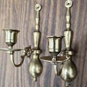 Vägglampetter i mässing, par, 23 cm väggfäste, utsmyckad rulldesign, åldrad patina, rustik fransk lantlig dekoration