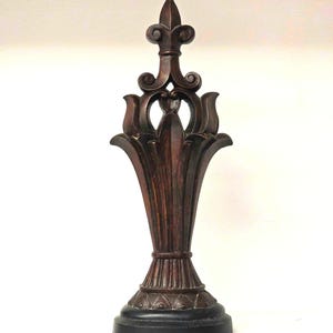 Figura vintage de flor de lis de resina pesada de 38 cm: estatuilla de pie con remate, elegante decoración francesa, objeto de arte clásico