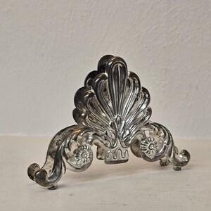 Vintage Serviettenhalter aus versilbertem Metall - Elegantes, verziertes Muschelmuster im Rokoko-Stil, Tischdekor