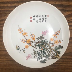 Vintage chinesischer Porzellanteller 21 cm - Handbemalte Pflaumenblüten und Kalligraphie – Dekoratives Sammlerstück