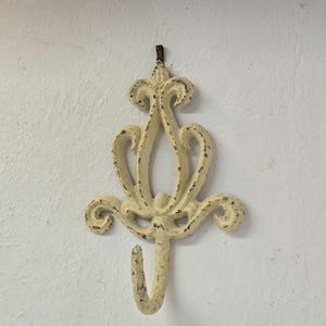 Vintage Style Cast Iron Wall Hook – Ornate Metal Hook, Rustic Cream Finish, Sturdy & Decorative, 4.75&quot; x 7&quot; Farmhouse Decor