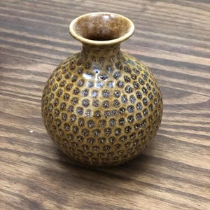 Mini vase de poterie artisanal en céramique marron alvéolée de 4,5 po., petit décor bohème brun havane pour table d&#39;automne et de Thanksgiving, décoration saisonnière