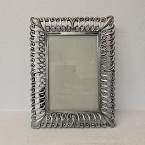 Heavy Ornate Silver Metal Picture Frame 4x6 – Vintage Decorative Loop Scroll Design – Elegant Tabletop Photo Frame, Solid and Durable
