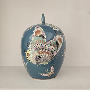 Vintage Chinese Turquoise Porcelain Butterfly Jar with Lid – Hand-Painted Decorative Vase, Traditional Oriental Design, Elegant Home Decor
