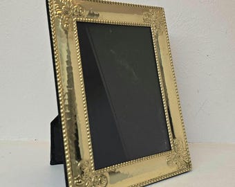 Cadre photo vintage en laiton martelé - Cadre photo de table de 5 x 7 pouces en relief ton or avec rebord perlé et coins de volutes