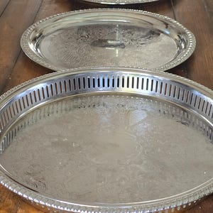 Puede incluir: Un juego de tres tazas de cerámica con un acabado moteado y mate. Las tazas son en tonos crema, gris claro y gris oscuro. Cada taza tiene un diseño simple y minimalista, ideal para café o té.