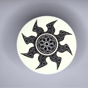 Filigrane Noir et Blanc, Symbole Sun Mana, Jeu de Cartes à Collectionner, Autocollant / décalque en vinyle imperméable à l’eau Circulaire