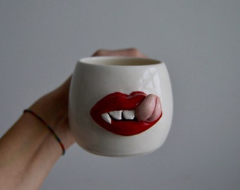 Taza de café de cerámica de labios rojos de vampiro y lengua personalizada pintada a mano, taza de té de vampiro única, regalo de mejor amigo, regalo de inauguración de la casa, regalo de recién casados