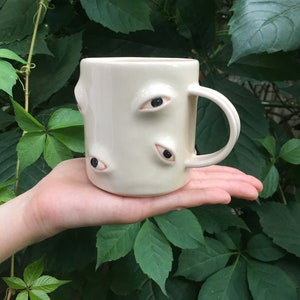 Tazza da caffè grande Weirdo, regalo per amico dipendente dalla caffeina, tazza da tè bianca con occhi assonnati scolpiti, tazza artistica fatta a mano con occhio.
