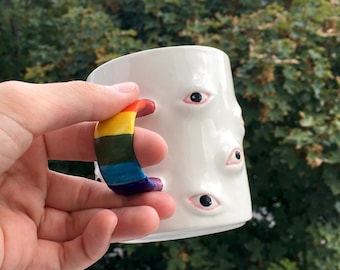 Taza de café de arcilla blanca con asa arcoíris de Black Eyes Vandor, taza grande de cerámica, regalo para amantes del café, decoración de cocina, regalo LGBTQ+, regalo de boda LGBTQ+