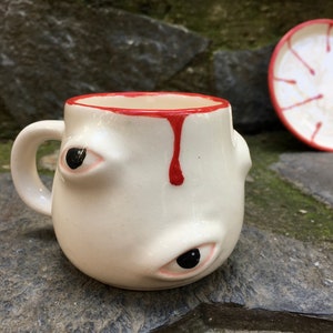 Elfenbein Blut Fluid Eyes handbemalte Espressotasse mit Teller, türkische Kaffeetasse, moderne Küchendekoration, Geschenk für den besten Freund, personalisiertes Geschenk