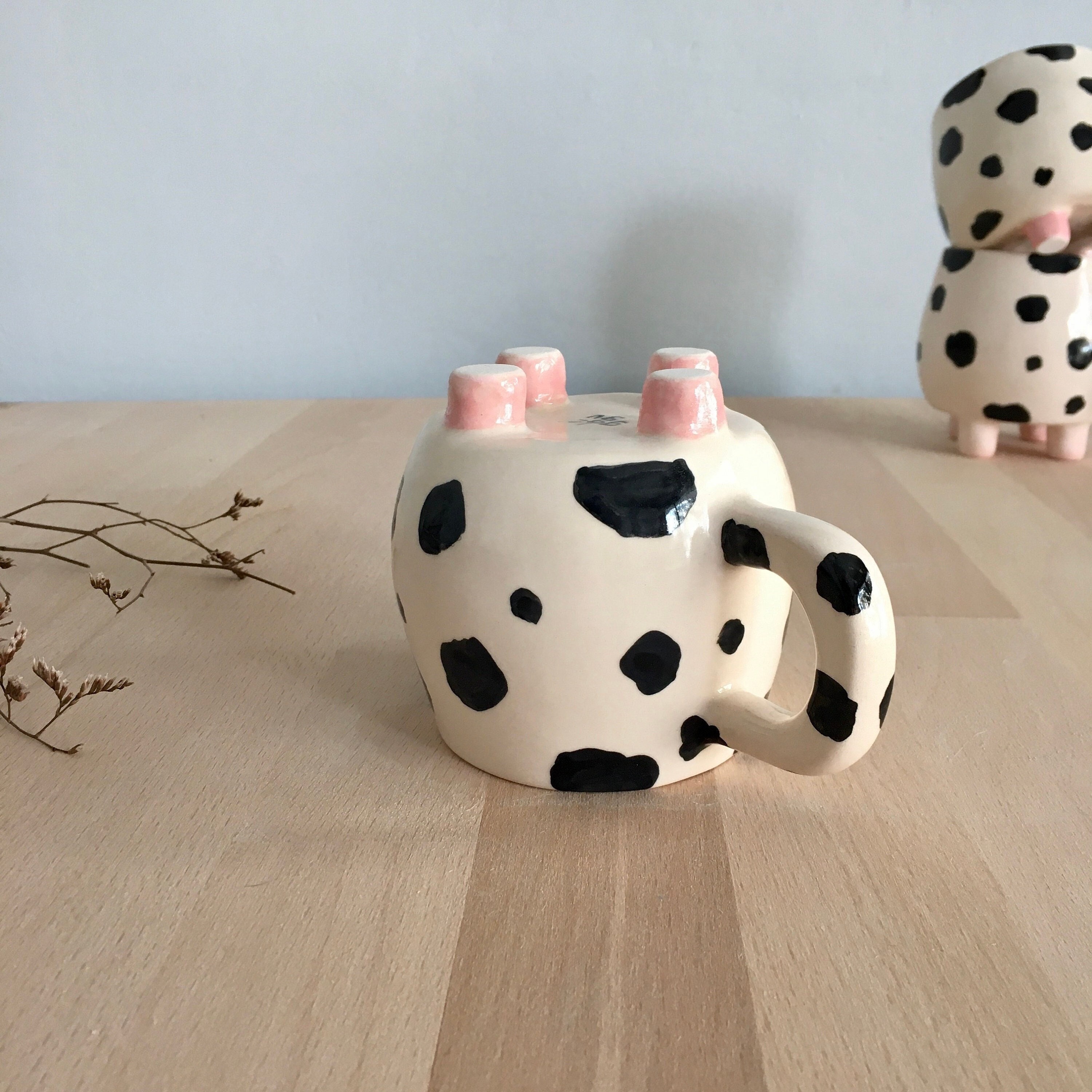 Caneca de vaca fofa, caneca de café de argila com bolinhas, decoração de cozinha em preto e branco, xícara de chá de cerâmica pintada à mão, presente de inauguração, caneca de amante de vacas, presente para mãe