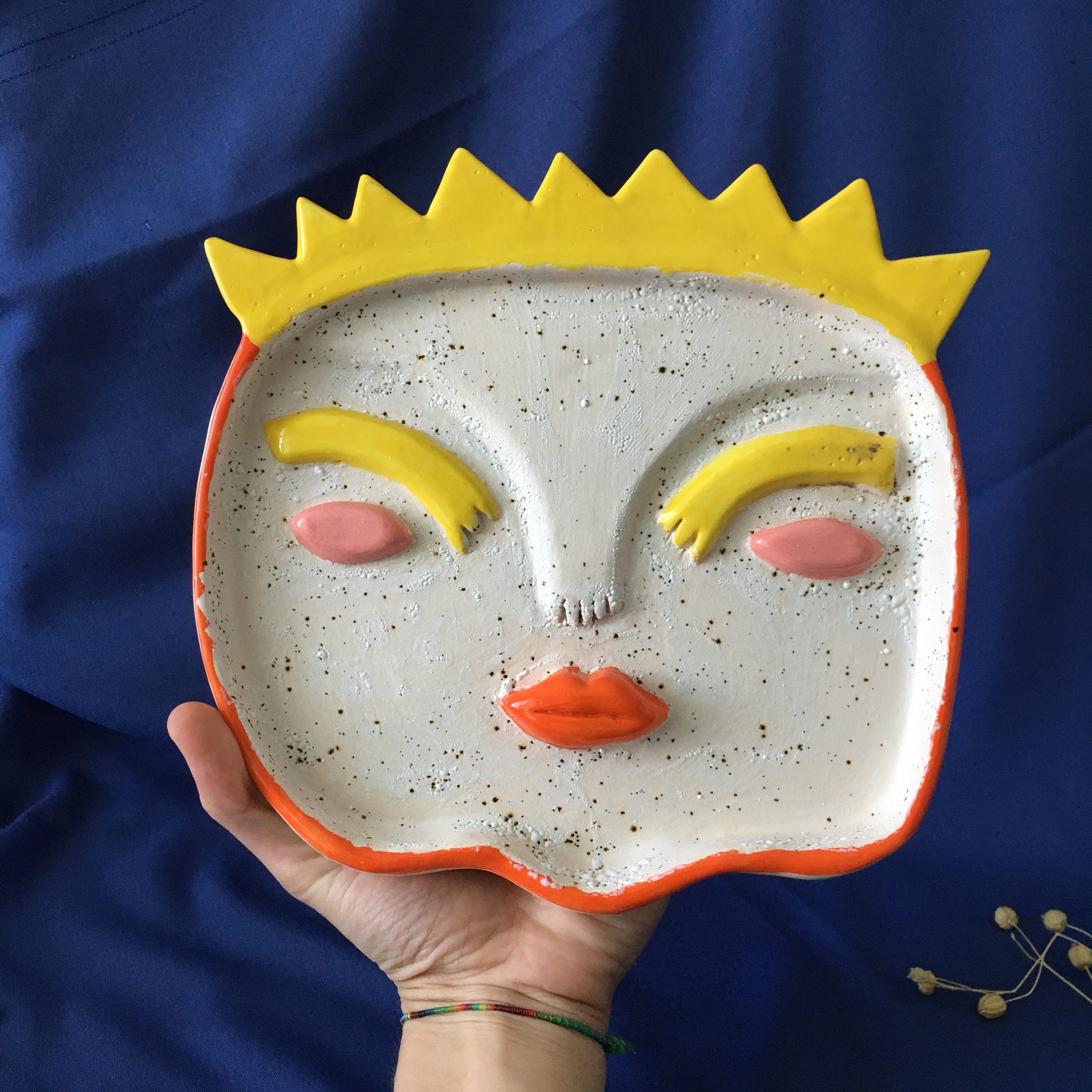 Conception Unique en Argile Pink Eye Sun Queen Plate, Art Céramique, Plaque de Poterie Peinte à La M