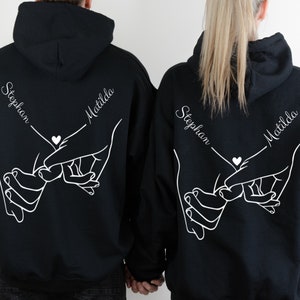 Hände halten Hoodie, Benutzerdefiniertes Jahrestagsgeschenk T-Shirt, Partner Geschenk, Personalisierte Partner hoodie Bild 1