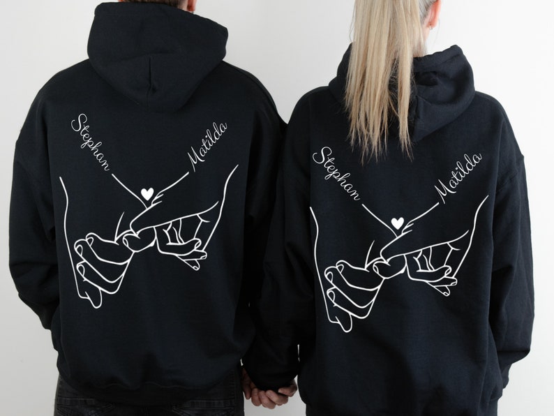 Hände halten Hoodie, Benutzerdefiniertes Jahrestagsgeschenk T-Shirt, Partner Geschenk, Personalisierte Partner hoodie Bild 1