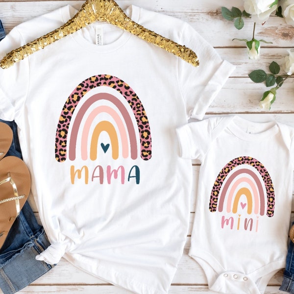 Maman et mini chemises assorties, maman et bébé avec chemise arc-en-ciel, tenue familiale, mini tenue maman pour la famille, chemises familiales assorties,