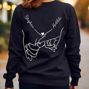 Hände halten Hoodie, Benutzerdefiniertes Jahrestagsgeschenk T-Shirt, Partner Geschenk, Personalisierte Partner hoodie Bild 3