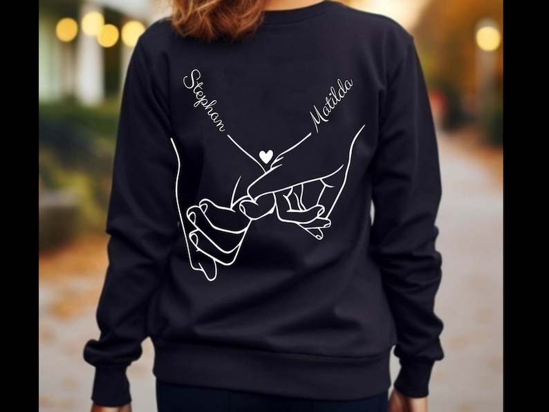 Hände halten Hoodie, Benutzerdefiniertes Jahrestagsgeschenk T-Shirt, Partner Geschenk, Personalisierte Partner hoodie Bild 3