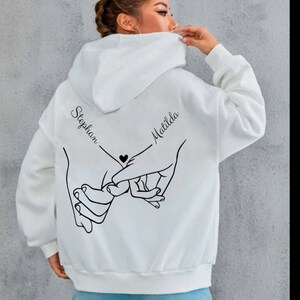 Hände halten Hoodie, Benutzerdefiniertes Jahrestagsgeschenk T-Shirt, Partner Geschenk, Personalisierte Partner hoodie Bild 2