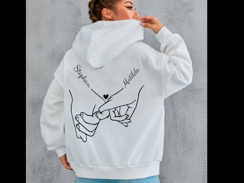 Hände halten Hoodie, Benutzerdefiniertes Jahrestagsgeschenk T-Shirt, Partner Geschenk, Personalisierte Partner hoodie Bild 2