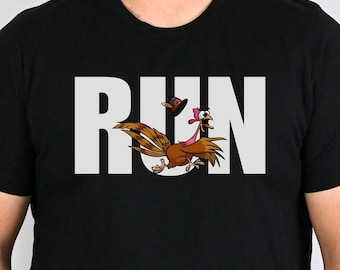 Könnte beinhalten: Schwarzes T-Shirt mit dem Wort "RUN" in großen weißen Buchstaben. Ein Cartoon-Truthahn mit Hut rennt über das Shirt. Der Truthahn ist braun, rot und gelb.