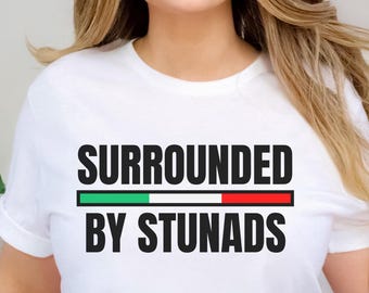 Umgeben von Stunads Shirt, italienische Sprüche, italienisches T-Shirt, lustiges italienisches Shirt, Geschenk für italienischen Freund, italienische Geschenke, italienische Weihnachten