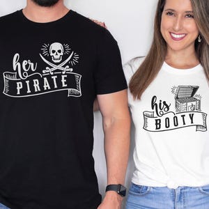 Camisetas engraçadas combinando para casais, &quot;O Pirata Dela, O Saque Dele&quot;, Camisetas para Marido e Mulher, Camisetas combinando para casais em cruzeiros, Camisetas engraçadas para casais, Camiseta para o Dia dos Namorados
