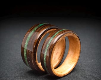 Koppel unieke houten ringen uit dubbel fineerhout en groen kwarts steen. Comfortabel en licht, perfect voor bruiloft of cadeau.
