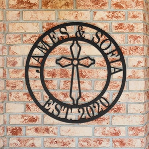 Personalisiertes Familienname Metallschild mit einem Kreuz-Initial-Monogramm-Türhänger-Einweihungsgeschenk-Hochzeitstag christliche Geschenke-NMS004